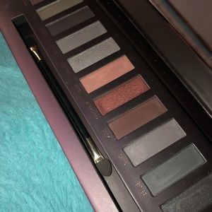 Exotic Smoky Nudes Eyeshadow Palette